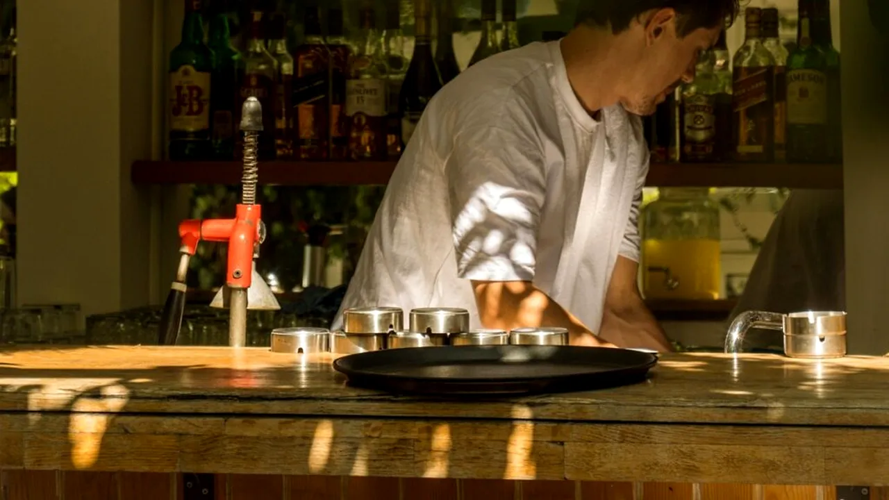 De ce patronii din Spania caută ospătari de peste 45 de ani