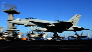 Avionul militar prăbuşit în California: Forţele Navale americane anunţă că pilotul a murit/ Care este starea celor şapte turişti răniţi, surprinşi de explozia aeronavei
