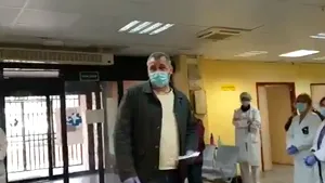 Un taximetrist care ducea pacienţi pe gratis la spital a izbucnit în plâns când a fost ovaţionat de medici şi asistente