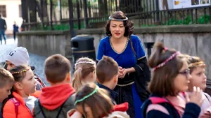 „Prinţesa” cu ochi albaştri care promovează judeţul Sibiu a lucrat în bancă şi a vândut ghilotine