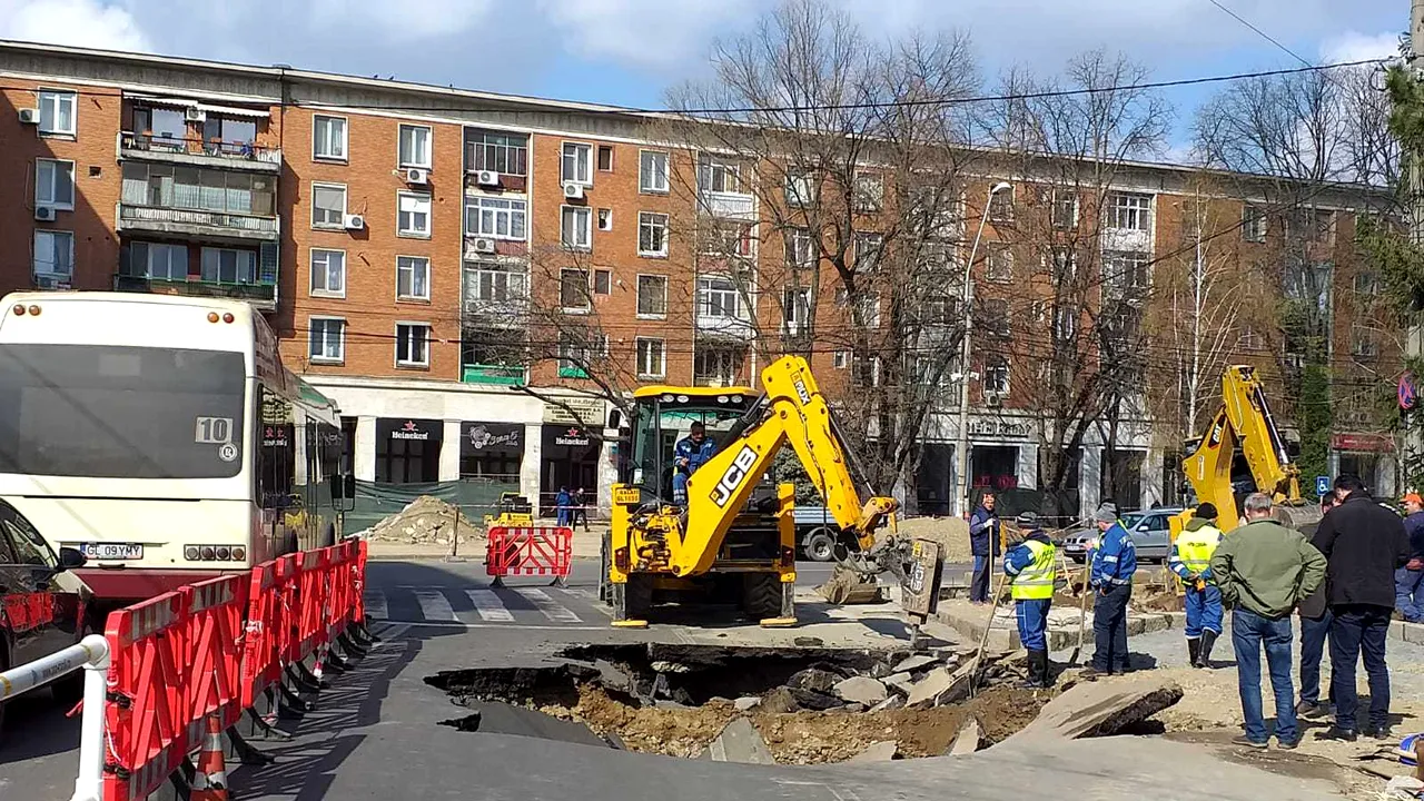 Crater de mari dimensiuni, apărut peste noapte în centrul Galaţiului. Circulaţia auto ar putea fi închisă din motive de siguranţă