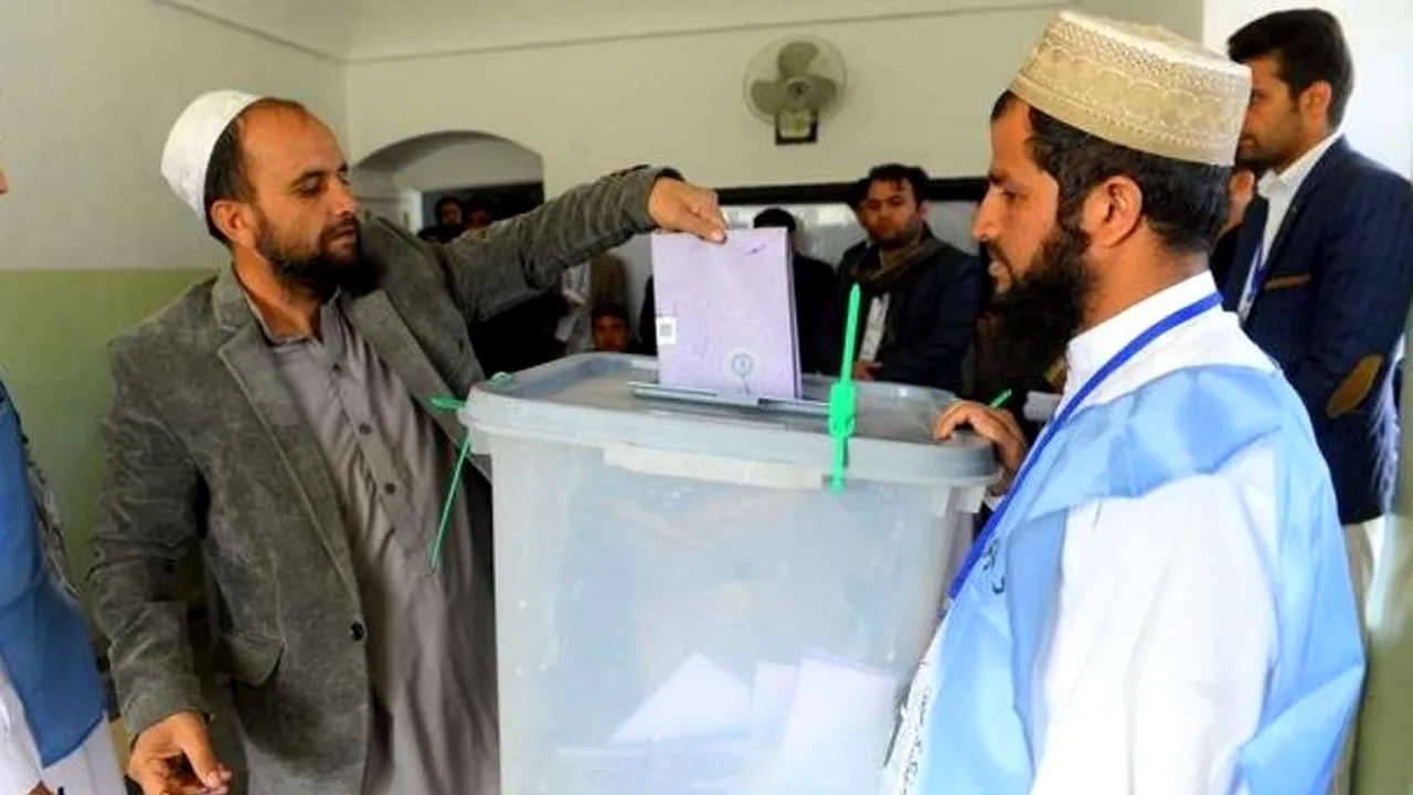 Alegeri prezidenţiale în Afganistan. Zeci de mii de forţe afgane păzesc alegătorii şi secţiile de votare de atacurile talibanilor