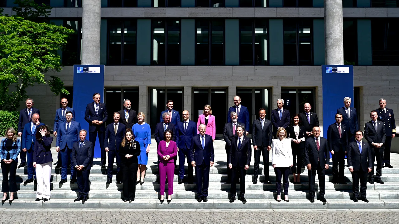 România găzduieşte pentru prima oară o reuniune a miniştrilor de Externe din NATO. Bogdan Aurescu a dezvăluit sigla evenimentului