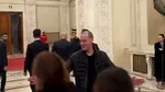 Premierul Ilie Bolojan, protejat agresiv de ofițerul de presă pe holurile Parlamentului. Jurnaliști blocați și împinși