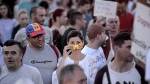 PROTEST în Piaţa Victoriei. UPDATE: Mii de oameni s-au strâns pentru o nouă manifestaţie. 