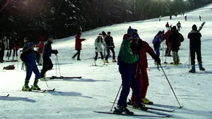 Condiţii bune de schi pe pârtiile din Sinaia, Buşteni şi Azuga - VIDEO