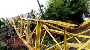 Suceava: O macara s-a răsturnat în parcarea unui centru comercial, distrugând un autoturism