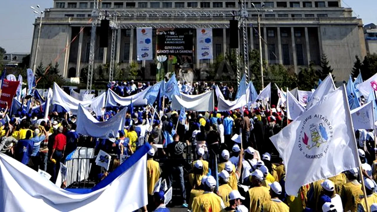 Scăderea salariilor şi pensiilor ar putea aduce miercuri la Guvern zeci de mii de protestatari