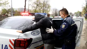Poliţiştii timişoreni l-au identificat pe bărbatul căutat după ce a luat din fanta unui bancomat 6.000 de euro uitaţi