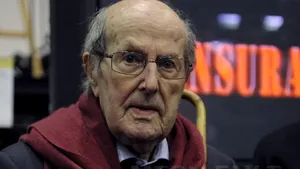 Cineastul Manoel de Oliveira, care va împlini joi vârsta de 106 ani, decorat cu Legiunea de Onoare