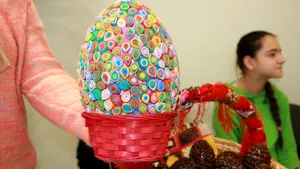 Explozie de culoare. Ouă pictate, împodobite cu dantelă şi cafea, la Ostermarkt-Târgul saşilor bistriţeni, în ultima săptămână înaintea Paştelui catolic - GALERIE FOTO 