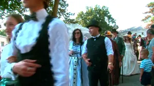 Înapoi la 1900, la Castelul Miclăuşeni. Ieşenii au probat rochii de epocă, au ascultat recitaluri de pian şi au învăţat să scrie caligrafic | VIDEO