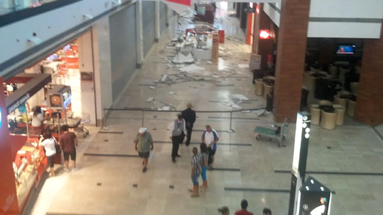Arad: Bucăţi din plafonul unui mall s-au PRĂBUŞIT. Martorii spun că nu sunt victime - FOTO
