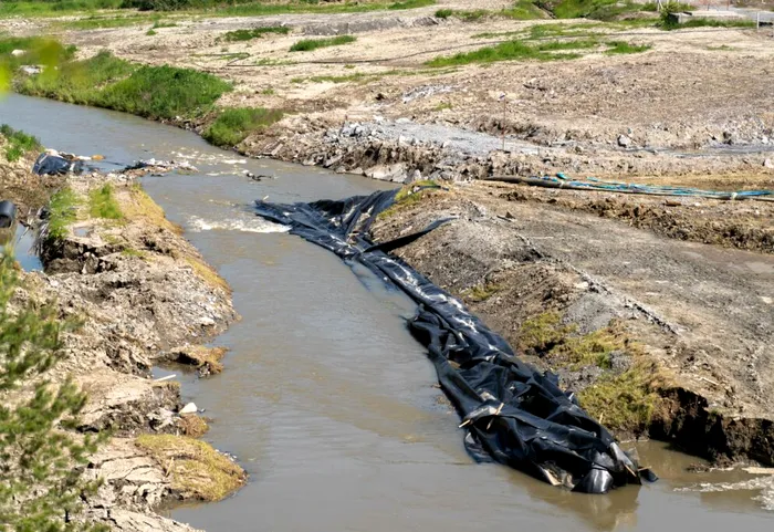 Criză a apei în Mureș provocată de catastrofa de la Praid. Locuitorii sunt îndemnați să facă rezerve