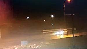 FOTO | O femeie care a lovit cu maşina o fetiţă de 11 ani, apoi a plecat, este căutată de poliţişti. Copilul a mers acasă după accident