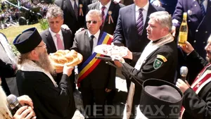 Peste o mie de persoane, la ceremoniile de Ziua Eroilor la Gura Secului-Topliţa. Ministrul Mircea Duşa, prezent şi el - FOTO