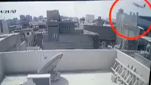 VIDEO TERIFIANT. Momentul în care avionul cu 99 de oameni la bord s-a prăbuşit peste un cartier din Karachi. 97 de oameni şi-au pierdut viaţa