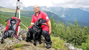 Un câine al Salvamont Mureş a găsit o persoană dispărută pe munte