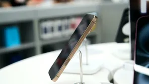 Jaf într-un magazin de telefonie mobilă din Videle. Cum au reușit indivizii să se facă nevăzuți cu telefoane în valoare de 20.000 de lei?