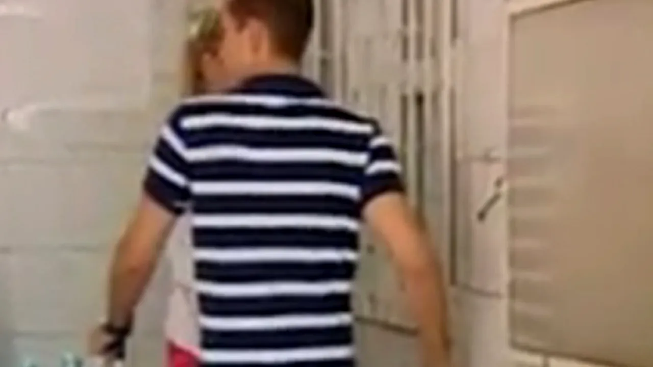 Dana Năstase, în vizită la fostul premier, alături de fiul cel mare. Au dus la Rahova două valize şi un bax cu apă - FOTO