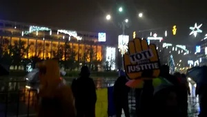 PROTESTE faţă de modificările aduse Legilor justiţiei în Bucureşti şi în ţară/ Peste două mii de persoane, în faţa Palatului Parlamentului | FOTO, VIDEO