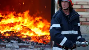 Incendiu de mari proporţii la un depozit de mobilă din Afumaţi