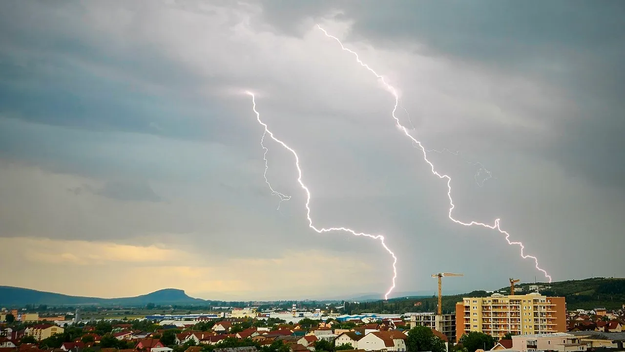România, sub noi alerte meteo. Patru avertizări Cod portocaliu şi galben de ploi puternice şi vijelii