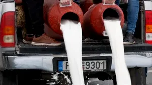 Protestul fermierilor greci faţă de scumpirea energiei: au vărsat pe stradă butoaiele cu lapte
