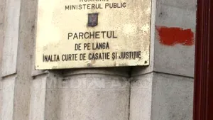 Opt persoane, reţinute pentru acordare nelegală de cetăţenie română unor moldoveni