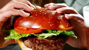 Mâncarea de tip fast-food, servită în mari restaurante pariziene