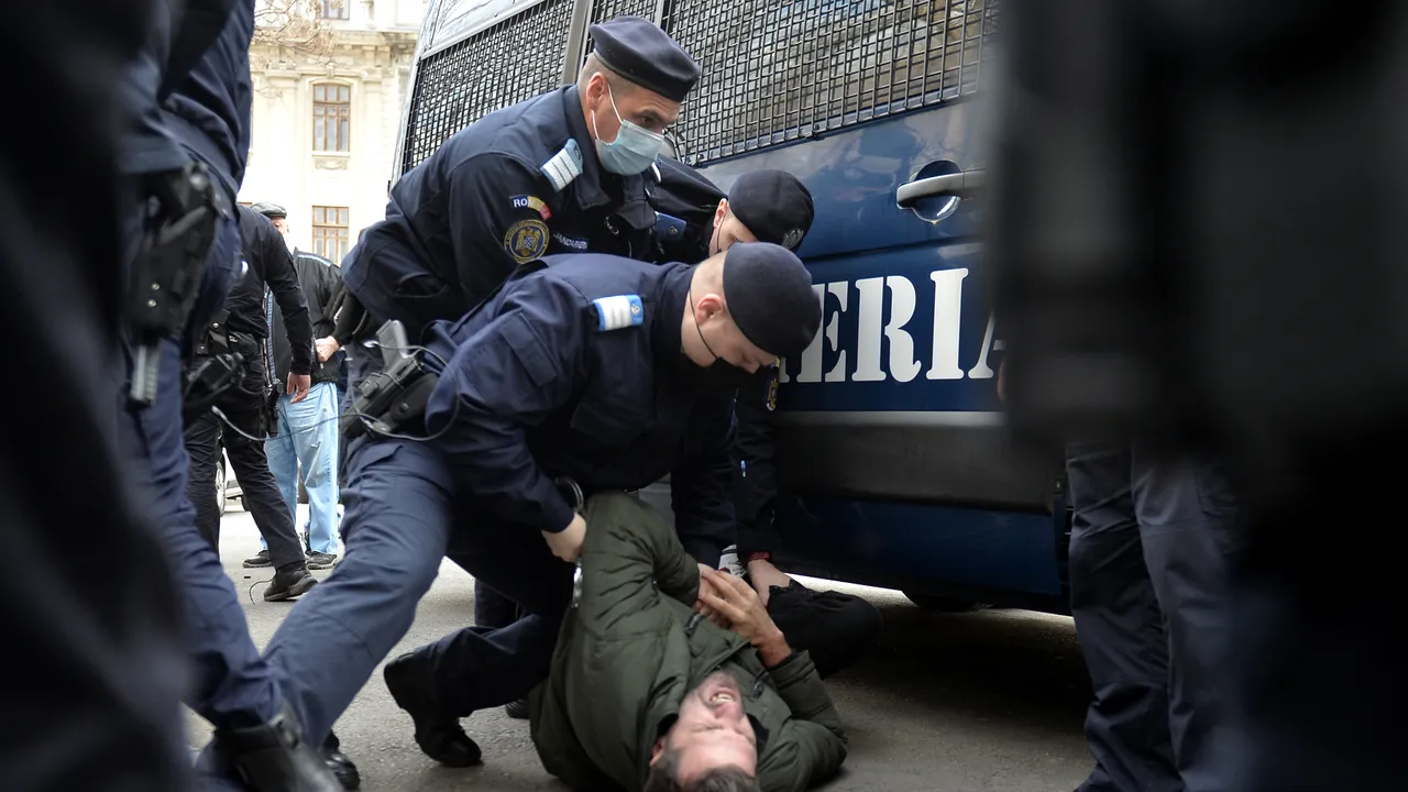 Scandal în Târgul de Crăciun din Constanţa: un grup de persoane s-a încăierat cu forţele de ordine