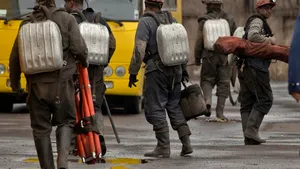 Peste 1.000 de mineri ucraineni protestează la sediul preşedinţiei, rupând cordonul de securitate