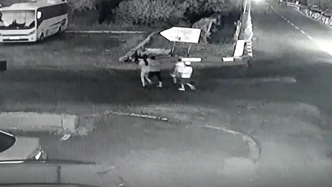 Video scandalos: mai mulţi copii agresează un bătrân, iar unul dintre agresori este lovit în plin de o maşină