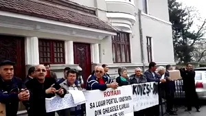 Zeci de persoane din Constanţa, protest în faţa DNA faţă de autorităţile locale  