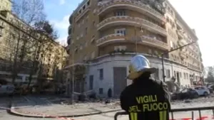 O parte a unui imobil rezidenţial s-a prăbuşit, la Roma, zeci de maşini fiind distruse - VIDEO