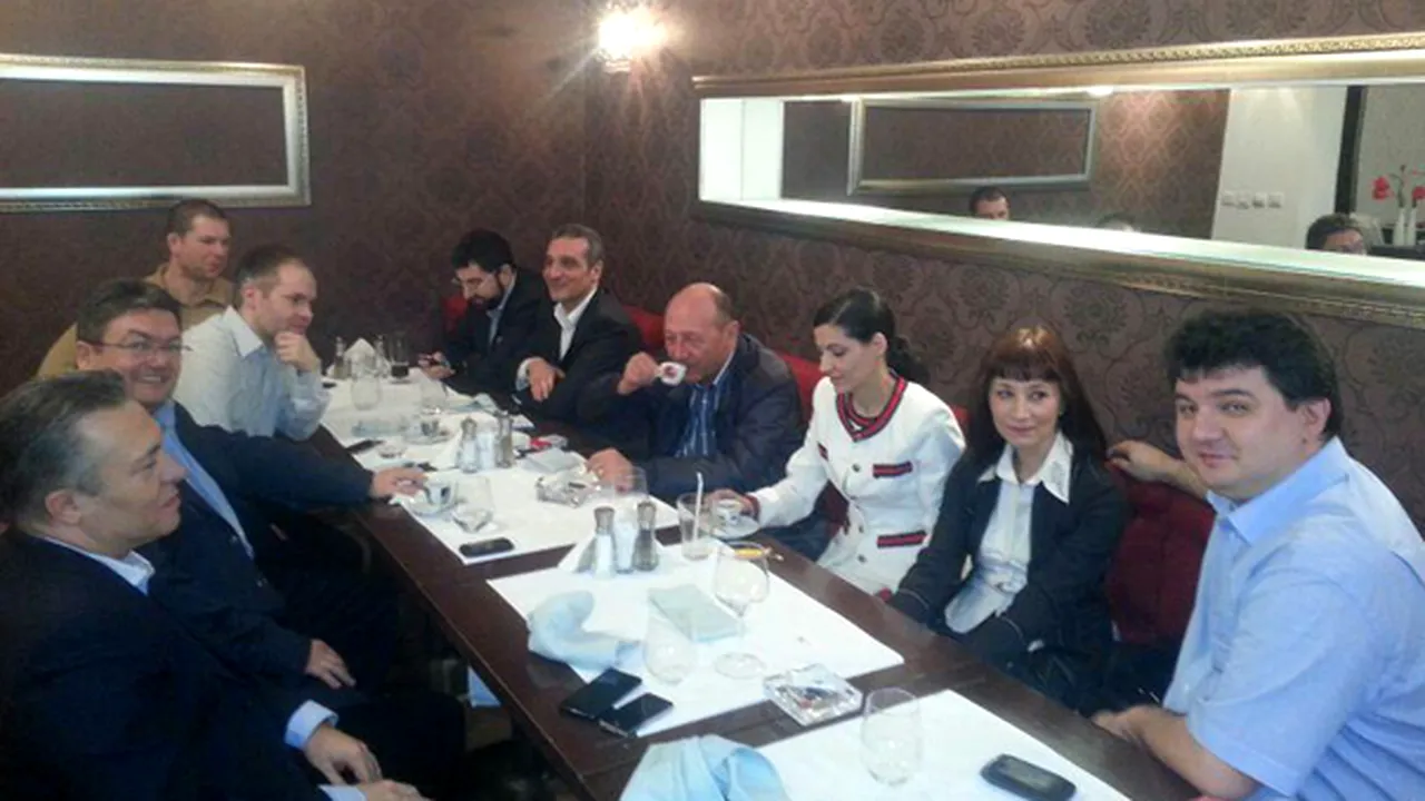 Băsescu s-a întâlnit, la un restaurant, cu iniţiatorii Mişcării Populare: Văd fundaţia ca pe un partener care să mă sprijine