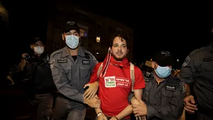 Protestatari luaţi cu forţa de la manifestaţiile din Israel. Oamenii cer demisia lui Benjamin Netanyahu
