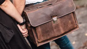 Un cuplu din Oradea realizează genţi handmade unicat, cusute la o maşină veche de 100 de ani