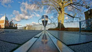 Primul Meridian, deplasat cu 100 de metri faţă de poziţia sa oficială, trece pe lângă un coş de gunoi