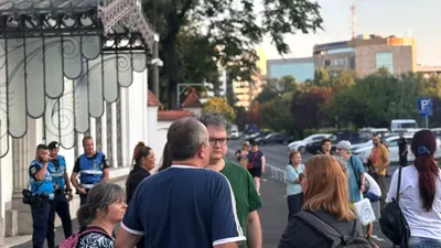 POLITIC Câteva zeci de persoane protestează la Palatul Cotroceni. Actorul Alex Bogdan, printre manifestanți