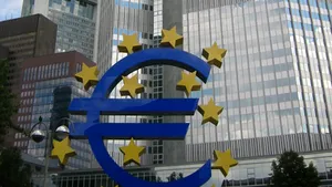 Băncile centrale au alimentat vineri pieţele financiare cu lichidităţi de peste 100 miliarde dolari