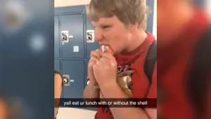 Un nou trend PERICULOS a luat naştere pe internet. Adolescenţii, provocaţi să se filmeze în timp ce mănâncă plastic şi carton