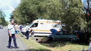 Gorj: Opt persoane la spital, rănite după ce două maşini s-au ciocnit pe DN 67
