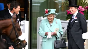 FOTO VIDEO Regina Elisabeta, întâmpinată cu urale la festivalul de hipism Royal Ascot