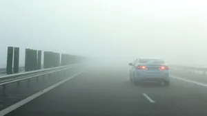 Atenție șoferi! Ceaţa afectează circulaţia maşinilor pe numeroase şosele din România
