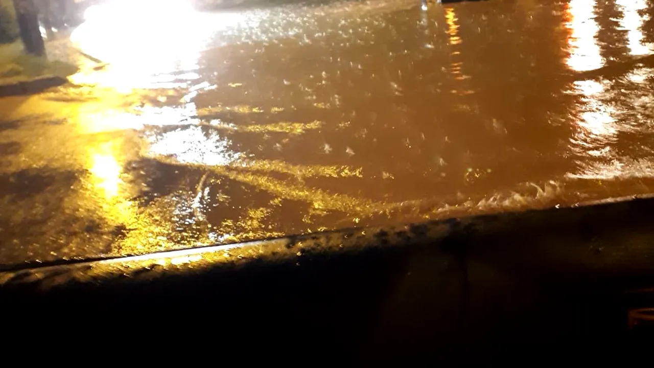 INUNDAŢII în Vâlcea şi Prahova: Oameni salvaţi dintr-o maşină surprinsă de ape/ Un bărbat, luat de viitură | FOTO