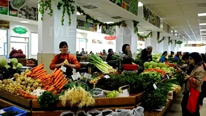Comercianţii din pieţe vor avea atestate de producător, carnete de comercializare şi 40% din tarabe