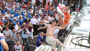 PROTESTE la BELFAST: Ciocniri între loialişti şi poliţie, în cea de-a treia noapte de proteste