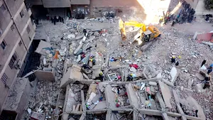 FOTO: Cel puţin 8 morţi şi 24 de răniţi, după ce o clădire s-a prăbuşit în Cairo