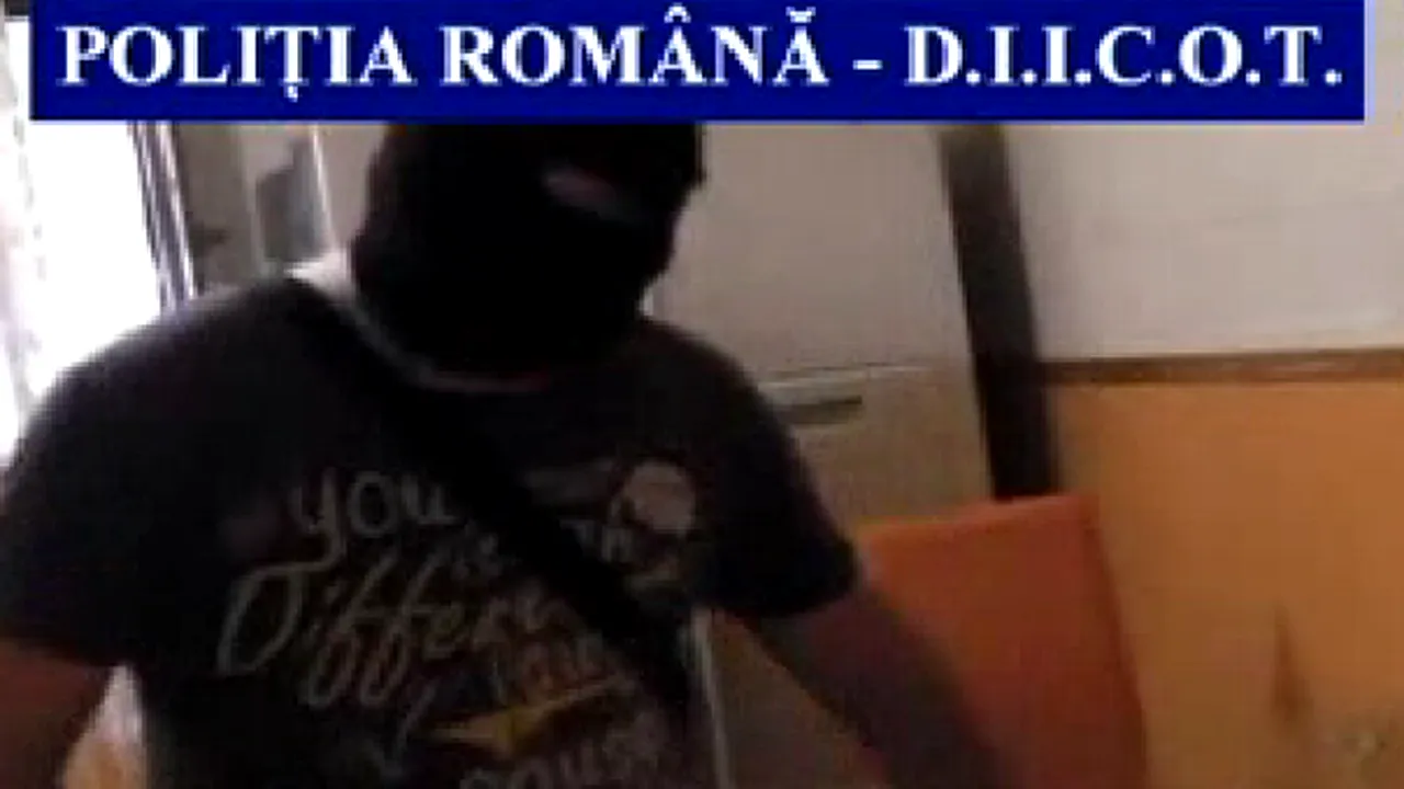 Poliţiştii au găsit la locuinţa unui tânăr din Bucureşti 200 de grame de heroină. Acesta a fost arestat - VIDEO